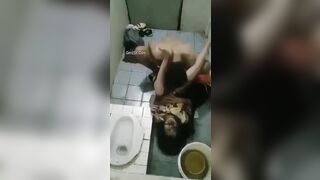 Đi Hát Dụ Con Bạn Thân Uống Say Rồi Vào WC Chơi
