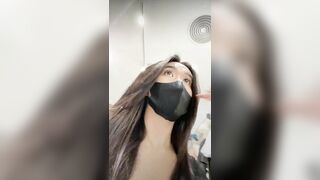 Hồ Ngọc Yến public ở trung tâm thương mại rồi vào WC thủ dâm