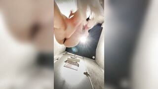 Hồ Ngọc Yến public ở trung tâm thương mại rồi vào WC thủ dâm
