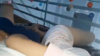 Có con bạn Dâm Dục, Đi Ngủ mà Cứ Mò cụ, Sục Cu tự Móc lồn mà ko cho djt