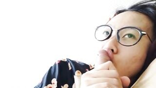 Em kính cận bú mút con cặc dâm đãng bú to lồn múp dâm đãng