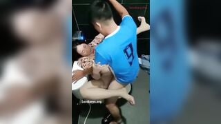 Con trai riêng của chồng vừa đi tập về, mẹ kế gọi vào địt nhanh kẻo bố về