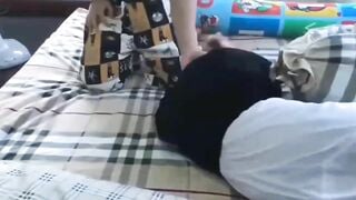 Em gái lớp 10 cùng bạn trai lớp 11 địt nhau cực bạo khi bố mẹ vắng nhà