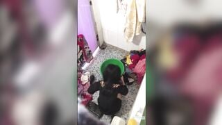 quay lén em gái học sinh cạnh nhà tắm