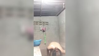 bé học sinh lớp 11 vừa tắm vừa tập nhảy