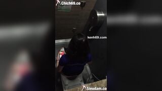 Siêu phẩm em nhân viên công ty tài chính mông tròn ngồi đái