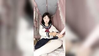 E học sinh xinh đẹp livetream show hàng móc lồn thủ dâm bằng sextoy trog kí túc xá