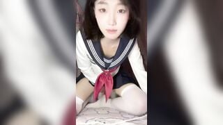 E học sinh xinh đẹp livetream show hàng móc lồn thủ dâm bằng sextoy trog kí túc xá