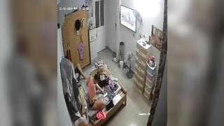 Thằng em út ngơ ngác khi thấy chị 2 nó cởi áo lộ ngực trước mặt nó