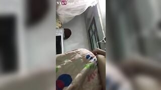 Lúc đầu khóc lóc che mặt ns ko muốn mà sau em kéo chăn chủ động bú mút dạng chân vậy