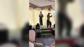 Đám cưới miền Tây cởi đồ chơi tới bến