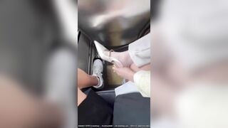 Em gái lọ cho người yêu trên xe bus giữa chỗ đông người rồi xuất vào guốc để đi