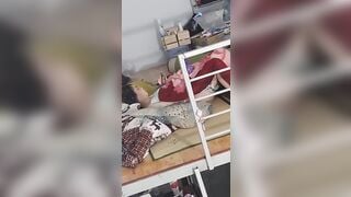 Quay lén e sinh viên chung trọ nằm trg phòng vừa xem sex vừa móc lồn