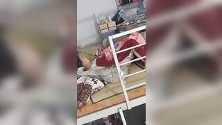 Quay lén e sinh viên chung trọ nằm trg phòng vừa xem sex vừa móc lồn