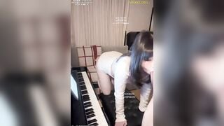 Tôi nhờ một thầy giáo nam kèm cặp, và sau đó tôi bị cưỡng *** từ phía sau