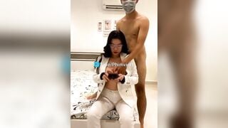 Cô giáo Phương vú bự kính cận hướng dẫn học sinh địt nhau trong nhà nghỉ