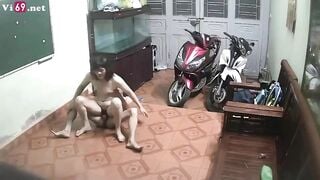 Đi làm về đỗ xe anh đã bắt cởi đồ chơi luôn ngoài cửa