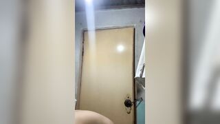 Em vú to tắm