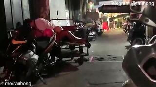 Cặp đôi Tây lông k biết vì sao mà hứng quá cởiđồ địt nhau ngay trg hẻm khi du lịch VN