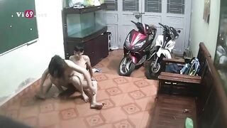 Vừa đi làm về chưa kịp đỗ xe anh đã bắt cởi hết quần áo ra địt nhau ngay phòng khách 2