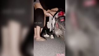 Full hơn 30p clip em gái public cực bạo ngoài quốc lộ trần truồng địt nhau