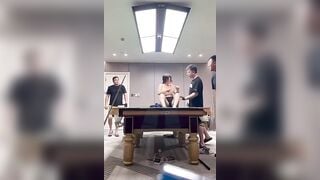 Gái dâm gảy lồn trên bàn bi a bị anh khách vạch vú to xem dâm đãng kích thích