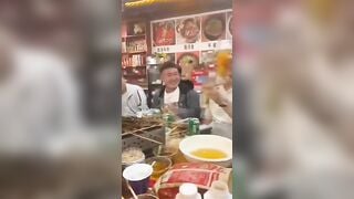 Cô gái say xỉn nhảy múa ở quán rượu với bộ ngực trần