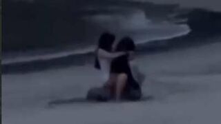 Cặp Đôi Địt Nhau Trên Bờ Biển Vắng Người Bị Ngư Dân Quay Lại 3