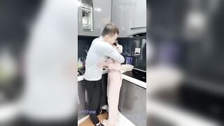 9.98Lén gạ địt con vợ ngọt nước của bạn thân trong bếp và cái kết