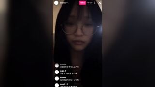 Vãi lồn luôn! Em streamer xniwou đeo kính bú cu giả điêu luyện như JAV