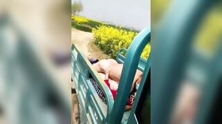 2 ông bà tuy có tuổi nhưng sung sức lắm, con cháu còn phải theo dài dài