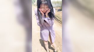 Vừa đi chơi vừa khoe hàng ngoài công viên trước mặt người lạ