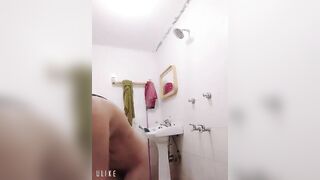 Quay lén chị vợ tắm hồi hộp như phim hành động vì thấy chị cứ nhìn nhìn về phía cam