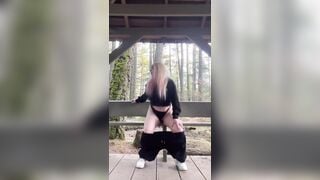 Public ngó nghiêng sợ có người bắt gặp