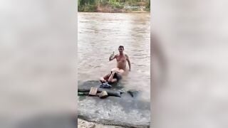 Em Lam lén rủ anh ra bờ suối vắng bú cu rồi đụ nhau dâm đãng sướng rung bần bật cả ng