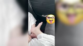 đi taxi mà anh lại vạch áo em ra nghịch thế