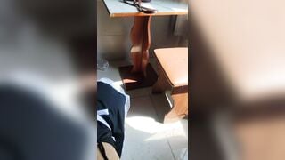 Vô phòng thấy cô bạn thân thủ dâm bằng bàn chảy đánh răng P2