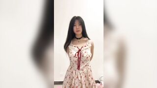 người em tuy nhỏ nhưng vú em thì to tròn đẹp tuyệt vời