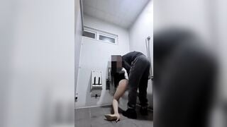 Gái xinh say xỉn bị người lạ bám theo vào tolet