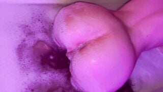 Em người yêu loli vú to tắm táp sạch sẽ để tiếp đãi con cu chà bá của anh ny