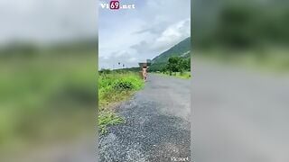 Chị gái nứng lồn ra đường khỏa thân đi bộ