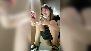 Quay lén ở nhà vệ sinh trường học