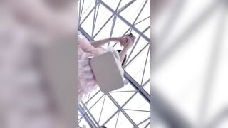 Quay lén quần lót trắng tinh của em teen loli váy hồng dễ thương trong lễ hội