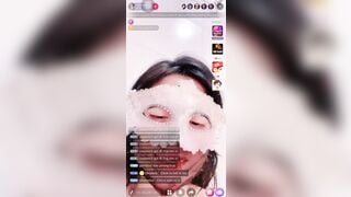 em gái live app móc bắn nước lênh láng