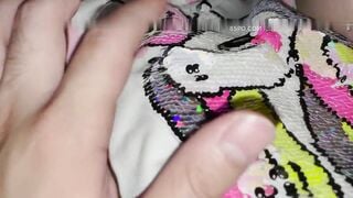 Bố dượng lẻn vào phòng con gái lúc ngủ nhìn trộm vú lồn để sục cặc bắn tinh