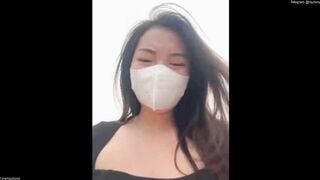 E hàng dâm nứng lồn vừa đi xe bus vừa livetream móc lồn public trên xe chảy đầy nc p4