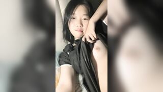 Em học sinh vú mới nhú tập tành livestream thủ dâm🙄🥴