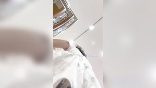 quay lén dưới váy bé loli kính cận đi siêu thị