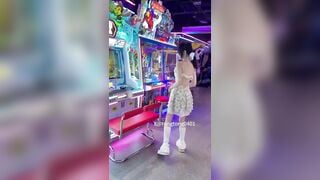 Cô gái khoe lồn  vú trong trung tâm thương mại