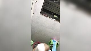 Liều mình leo tường quay lén em teen sinh viên kính cận đi tắm xém bị phát hiện